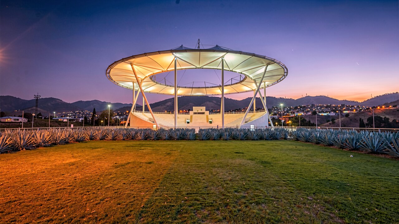 Estadio Akron — bei Nacht