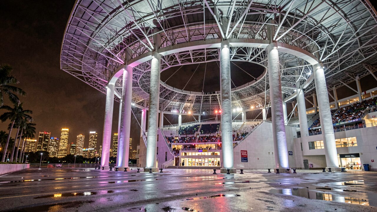 Hard Rock Stadium — bei Nacht