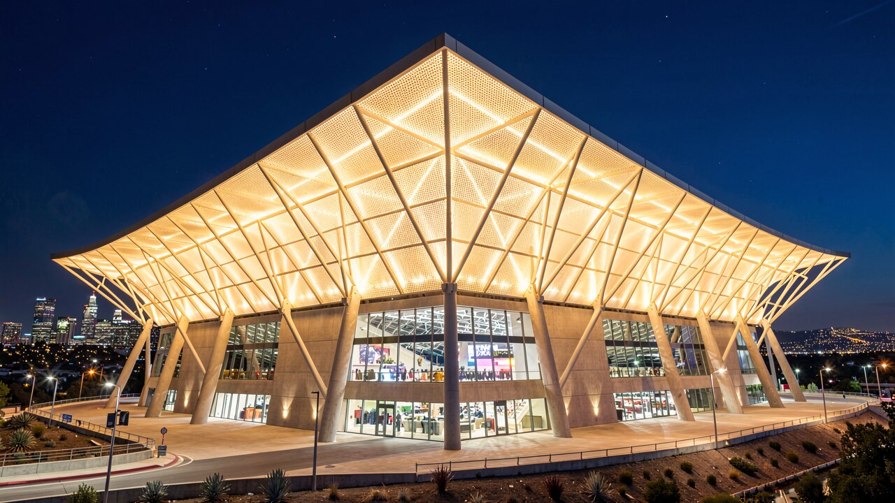 SoFi Stadium — bei Nacht
