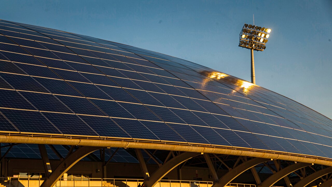 Nahaufnahme eines Solar-Carports mit blauen Modulen — Illustration